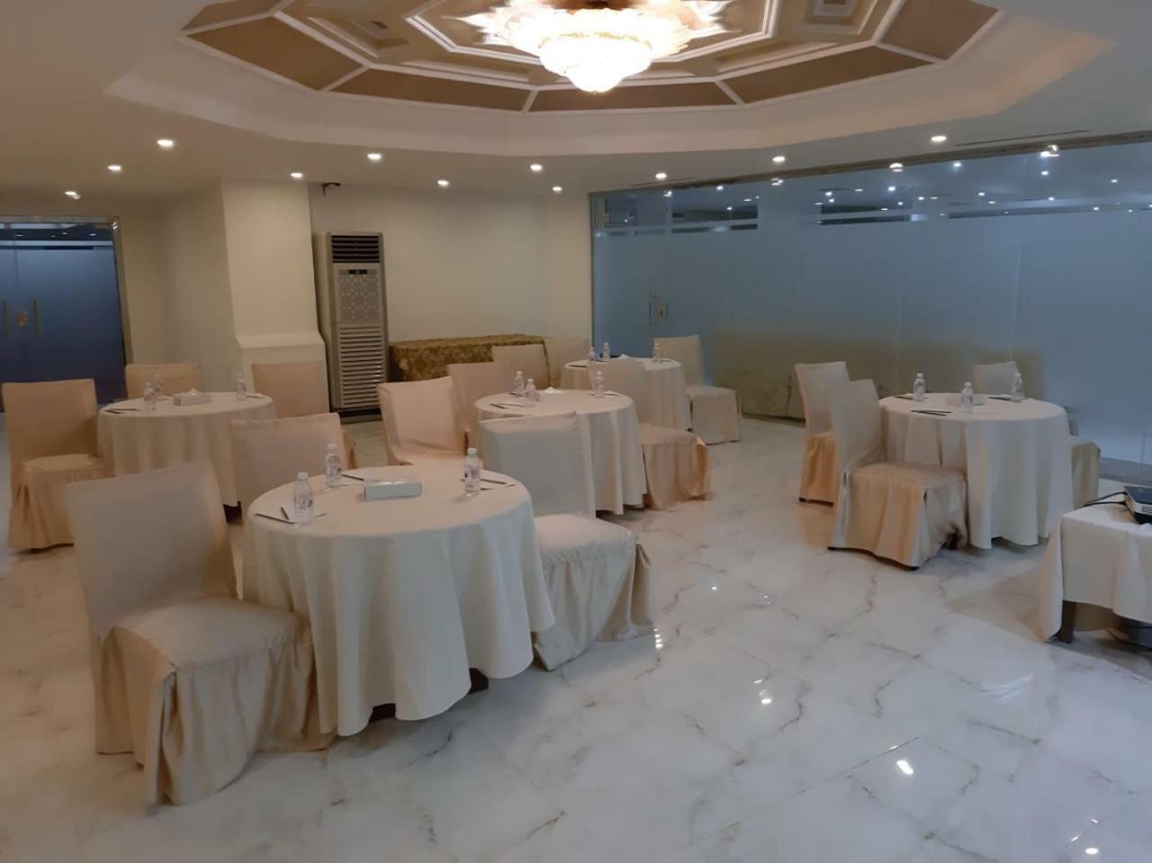 Hotel Di-Palace Рияд Екстериор снимка