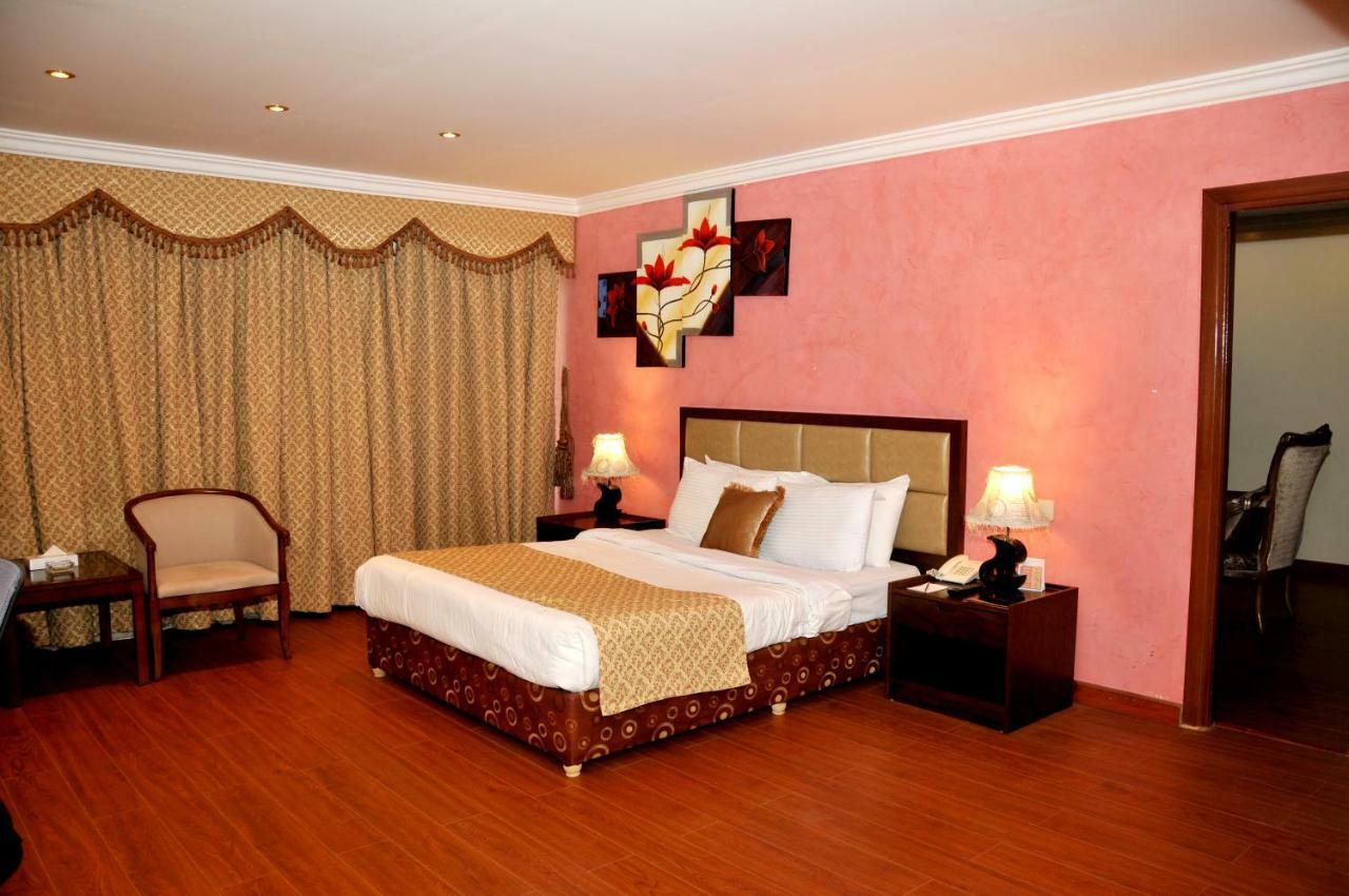 Hotel Di-Palace Рияд Екстериор снимка